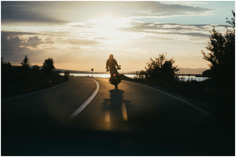 su-primera-llamada-tras-un-choque-debe-ser-a-un-abogado-de-accidentes-de-motocicleta