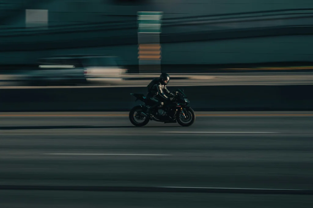 exceso-de-velocidad-para-rebasar-autos-un-patron-comun-segun-abogados-de-accidentes-de-motocicleta-en-phoenix