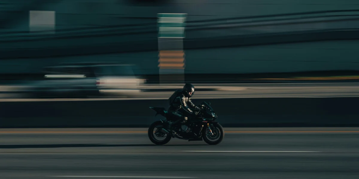 exceso-de-velocidad-para-rebasar-autos-un-patron-comun-segun-abogados-de-accidentes-de-motocicleta-en-phoenix